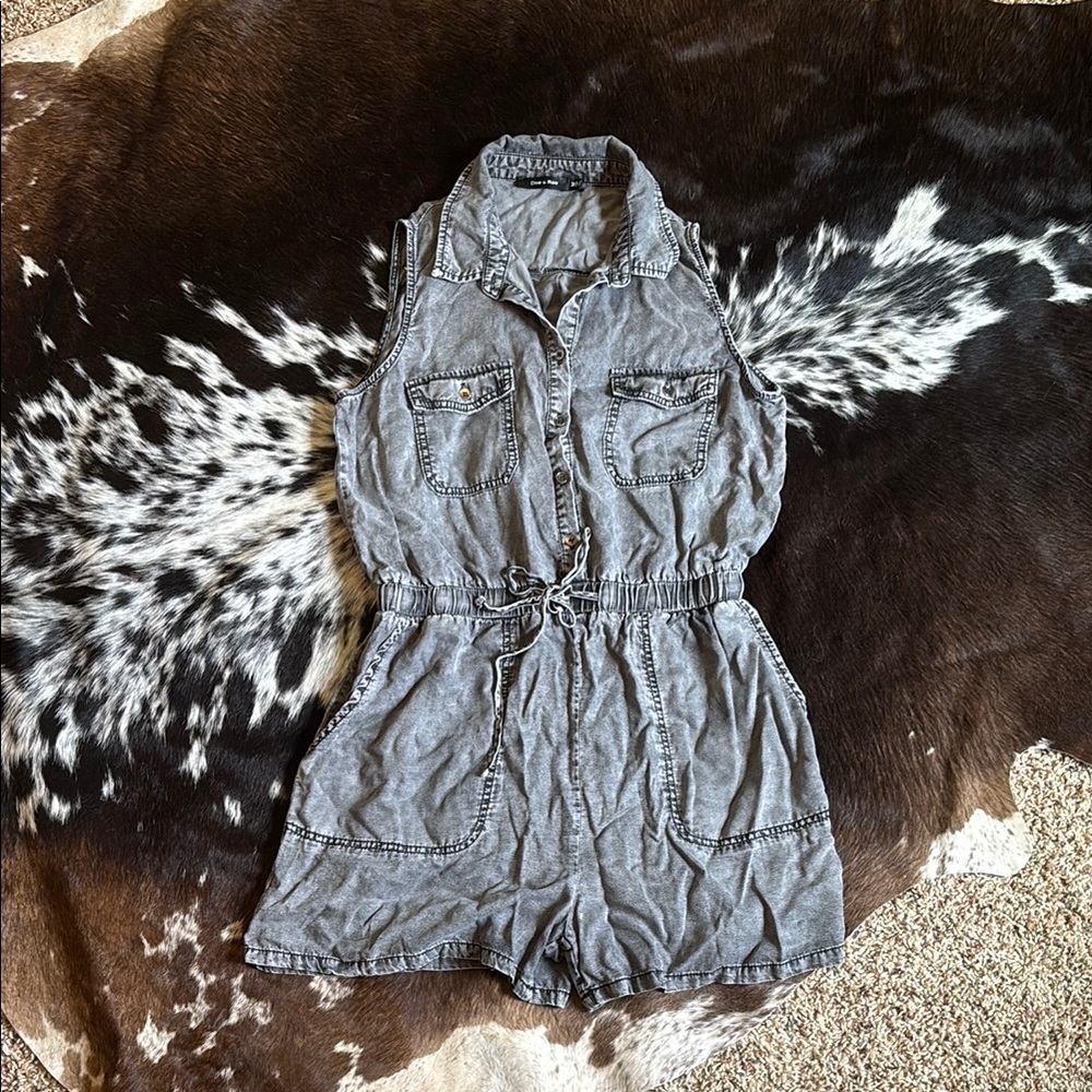 Doe & Rae Gray Sleeveless Romper
